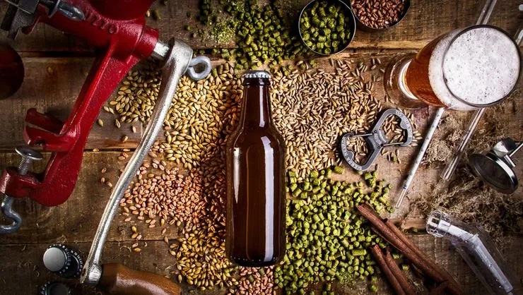 3 iniciativas de upcycling criativo de cerveja e 1 para evitar